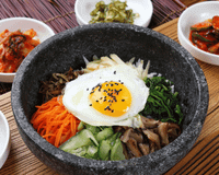Todo amante de dorama já sonhou em provar um bibimbap coreano tradicional, e o TudoGostoso tem a receita perfeita do arroz misturado com carne, legumes e ovo frito