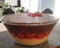 Pavê de chocolate meio-amargo com morangos