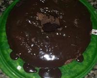 Bolo de chocolate de microondas com calda de falso brigadeiro