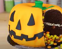 Esse bolo em forma de abóbora vai salvar a sua festa de Halloween - é de chocolate com recheio de ganache branco, delicioso!