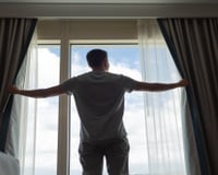 Por que as cortinas de hotel costumam ter duas camadas? Descubra os benefícios que você nunca imaginou e que pode usar para decorar sua própria casa!