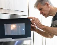 O que significa quando o micro-ondas estala ou faz barulho alto? Entenda se é normal ou se tem risco de acidente