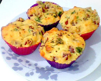 Muffins de lingüiça, queijo e azeitonas pretas