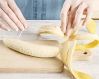 Pego a casca da banana e desfio: não é lixo, é um verdadeiro tesouro (olha só como eu uso!)