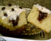 Cupcake de baunilha com recheio de brigadeiro e cobertura de chantilly