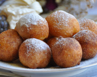 Se sua avó não te ensinou, eu te ensino como fazer o melhor bolinho de chuva que você vai comer na vida: crocante por fora, macio por dentro!