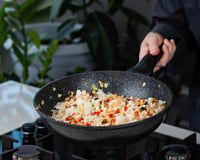 Sempre que tenho arroz dormido em casa, faço essa receita cremosa de uma panela só que minha família devora