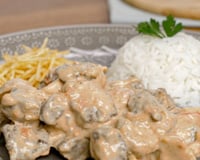 Parece de restaurante: estrogonofe de carne cremoso é a receita fácil que faz qualquer almoço de domingo parecer especial