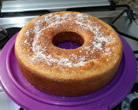 Bolo de fubá cremoso com coco