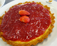 Cheesecake com molho de morangos