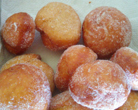 Sonho com recheio de doce de leite