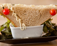 Sanduíche natural de frango bem temperado