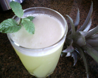 Suco de casca de abacaxi com hortelã