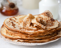 A receita de panquecas mais fácil e deliciosa, feita no liquidificador, que fica macia mesmo depois de fria!