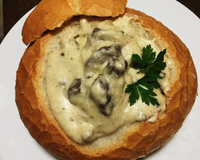Filé ao molho gorgonzola no pão italiano