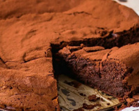 Nem brownie, nem suflê: esse bolo de chocolate sem farinha com textura de mousse é a união das quatro melhores sobremesas em uma só