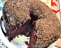 Bolo fofinho de chocolate com cobertura cremosa.