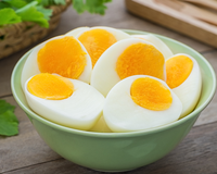 O jeito mais prático de cozinhar ovo não é na panela com água: em poucos minutos, a gema fica perfeita se você fizer desse jeito