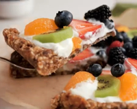 Sobremesa liberada! Essa tarte de iogurte grego com frutas leva só 3 ingredientes e você pode comer sem culpa