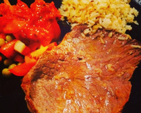 Picanha amanteigada com salada de bruscheta