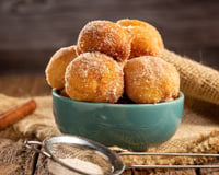 Esse bolinho de chuva com massa de banana tem gostinho de infância e cheiro de café fresco