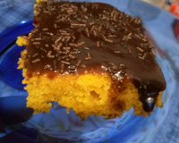 Bolo de cenoura com calda de chocolate
