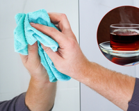Nem detergente, nem limpa vidros: o melhor produto para limpar o espelho é o chá preto