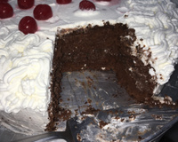 Pão de ló de chocolate com recheio e cobertura