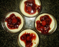 Creme inglês com geleia de morango