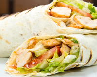 Bom, bonito e barato: wrap de frango com requeijão para o seu lanche ou jantar
