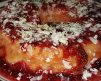 Pudim de chocolate branco com calda de morango