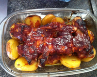 Costelinha de porco com barbecue e batatas