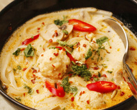 Filé de merluza assado com leite de coco