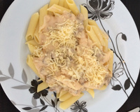Penne ao molho branco com iscas de filé mignon e champignon