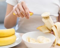 Por que recomendam comer banana à noite? A explicação é simples e vai te convencer a começar esse hábito