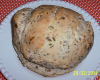 Pãozinho italiano caseiro com salame, azeitonas e ervas frescas