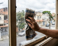 Cresci vendo minha avó limpar os vidros com jornal e só depois descobri por que isso funciona tão bem
