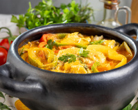 Procurando uma receita de moqueca de peixe fácil e rápida para o almoço? Eu tenho a perfeita!