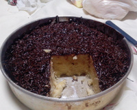 Bolo simples com recheio de chocolate