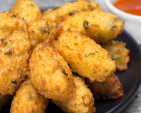 Bolinho de arroz igual ao da vovó: crocante por fora, macio por dentro e cheio de lembranças