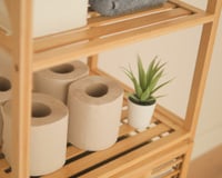Pare de guardar o papel higiênico no banheiro: esse é o local ideal para manter a organização e a durabilidade do item