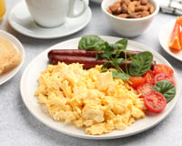 Café da manhã de hotel em casa: TudoGostoso revela o ingrediente que deixa os ovos mexidos mais saborosos e cremosos