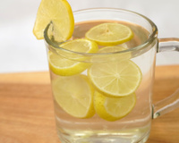 Água morna com limão: quem realmente se beneficia do hábito e quando ele vale a pena