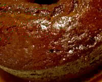 Bolo de chocolate molhadinho e fofinho com calda de chocolate