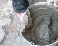 Os pedreiros concordam: adicionar algumas colheres de sopa de detergente à mistura de concreto é uma excelente opção para pequenos reparos domésticos