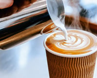 O que acontece quando você mistura café com leite segundo a química dos alimentos