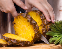 Como descascar abacaxi de maneira prática
