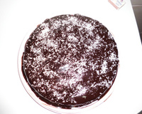 Bolo de chocolate com cobertura de chocolate e recheio de coco