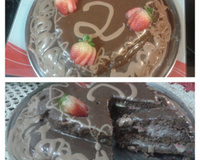 Bolo de chocolate com recheio de morangos e leite condensado