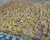 Macarrão ao molho branco com presunto e queijo